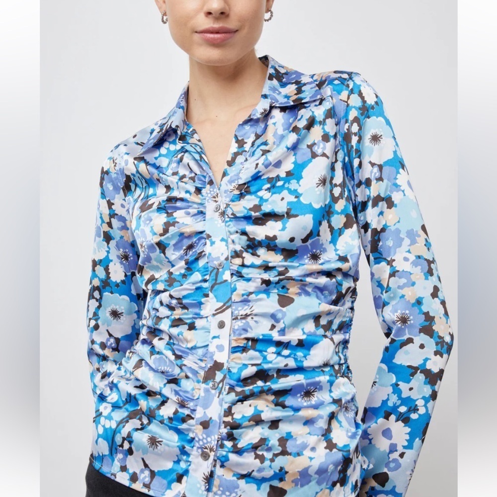 Rails Lisa Zinnia top size small. Button down w/ ruching on the sides and front